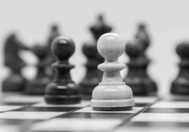 Tahtada satranç için siyah-beyaz tahta figürler