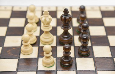 Tahtada satranç için siyah-beyaz tahta figürler