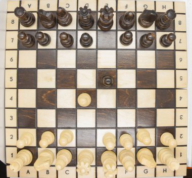 Tahtada satranç için siyah-beyaz tahta figürler