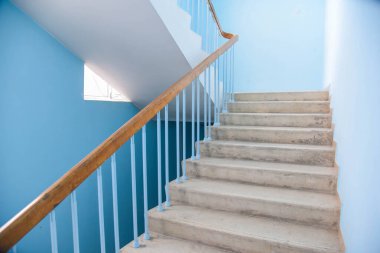 Bir apartmanda beton basamaklar