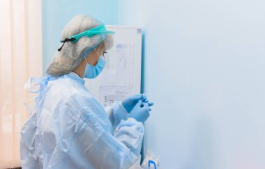 POLTAVA, UKRAINE - 25 Şubat 2020: Doktorlar Coronavirus 'a (COVID-19) karşı aşı yaptılar