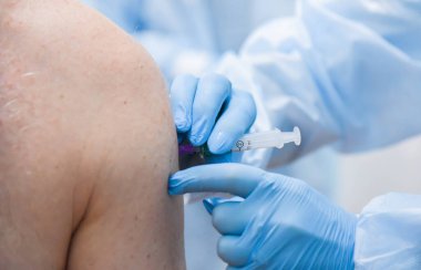 POLTAVA, UKRAINE - 25 Şubat 2020: Doktorlar Coronavirus 'a (COVID-19) karşı aşı yaptılar