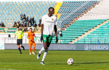 POLTAVA, UKRAINE - 6 Mart 2021: Fransız futbolcu Pape-Alioune Ndiaye Vorskla - Vorskla Stadyumu 'nda FC Mariupol