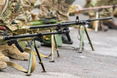 Ukrayna ordusunun kışın yaptığı eğitim sırasında makineli tüfek.