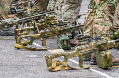 Ukrayna ordusunun kışın yaptığı eğitim sırasında makineli tüfek.