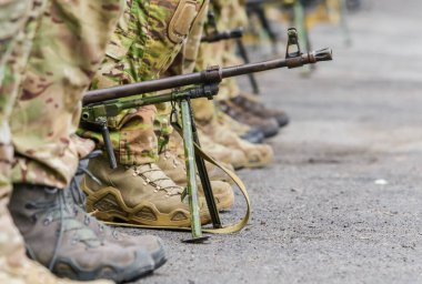 Ukrayna ordusunun kışın yaptığı eğitim sırasında makineli tüfek.