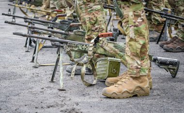 Ukrayna ordusunun kışın yaptığı eğitim sırasında makineli tüfek.
