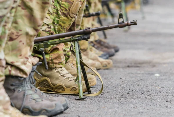 Ukrayna ordusunun kışın yaptığı eğitim sırasında makineli tüfek.