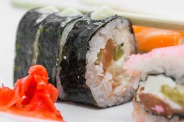 Suşi (geleneksel Japon mutfağı) beyaz tabakta.