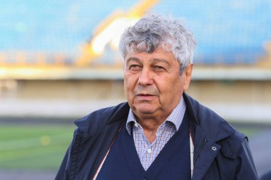 POLTAVA, UKRAINE - 1 Mayıs 2021: Rumen Dinamo Kyiv Mircea Lucescu futbol Vorskla - Dynamo Kyiv