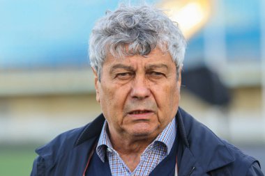 POLTAVA, UKRAINE - 1 Mayıs 2021: Rumen Dinamo Kyiv Mircea Lucescu futbol Vorskla - Dynamo Kyiv