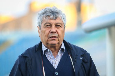 POLTAVA, UKRAINE - 1 Mayıs 2021: Rumen Dinamo Kyiv Mircea Lucescu futbol Vorskla - Dynamo Kyiv
