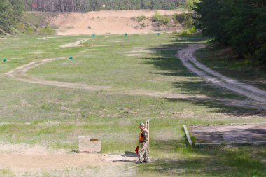 POLTAVA, UKRAINE - 13 Mayıs 2021: Yerel askeri alanda geniş çaplı bir askeri eğitim (makineli tüfek ateşi) sırasında okul öğrencileri