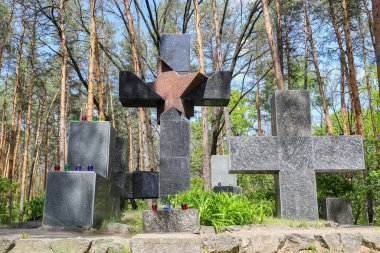 POLTAVA, UKRAINE - 14 Mayıs 2021: Triby yolunda Stalinist baskıların (1937-1938) kurbanlarının gömüldüğü yer