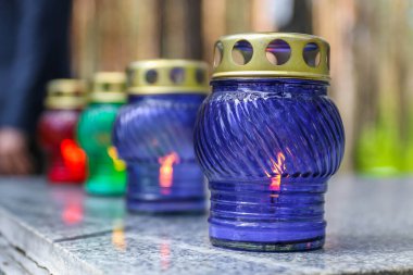 Plastik sığınak lambası bir taşın üzerinde yatıyor.