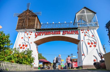 Velyki Sorochyntsi - 17 Ağustos 2021: Sorochyn Fuarına giriş kapısı (Ukraynaca fuarın adı)