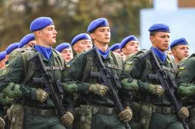 KYIV, UKRAINE - 24 AĞUSTOS 2021: Ukrayna 'nın bağımsızlığının 30. yıldönümü münasebetiyle askeri geçit sırasında Ukrayna ordusu