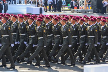 KYIV, UKRAINE - 24 AĞUSTOS 2021: Ukrayna 'nın bağımsızlığının 30. yıldönümü münasebetiyle askeri geçit sırasında Ukrayna ordusu