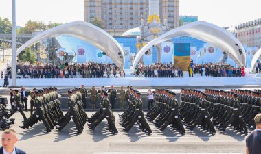 KYIV, UKRAINE - 24 AĞUSTOS 2021: Ukrayna 'nın bağımsızlığının 30. yıldönümü münasebetiyle askeri geçit sırasında Ukrayna ordusu