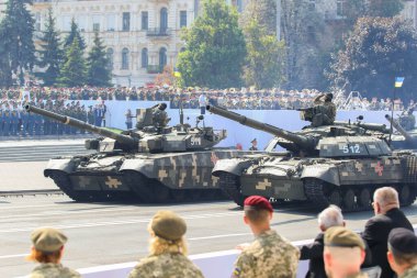 KYIV, UKRAINE - 24 Ağustos 2021: Ukrayna 'nın bağımsızlığının 30. yıldönümü münasebetiyle askeri geçit sırasında Ukrayna tankları