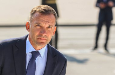 KYIV, UKRAINE - 24 AĞUSTOS 2021: Ukrayna 'nın bağımsızlığının 30. yıldönümü münasebetiyle düzenlenen askeri geçit sırasında Ukraynalı futbolcu Andriy Shevchenko