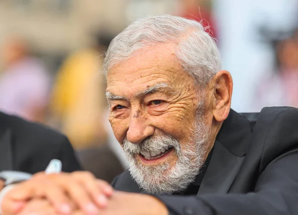 KYIV, UKRAINE - 24 Ağustos 2021: Gürcü (eski Sovyet) şarkıcı, aktör Vakhtang Kikabidze Ukrayna 'nın bağımsızlığının 30. yıldönümü münasebetiyle askeri geçit sırasında