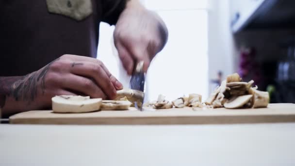 几个棕色在木砧板上切好的香菇蘑菇用刀. — 图库视频影像