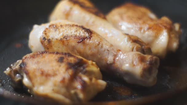 O frango é frito em uma frigideira, Cozinhar frango para o almoço . — Vídeo de Stock