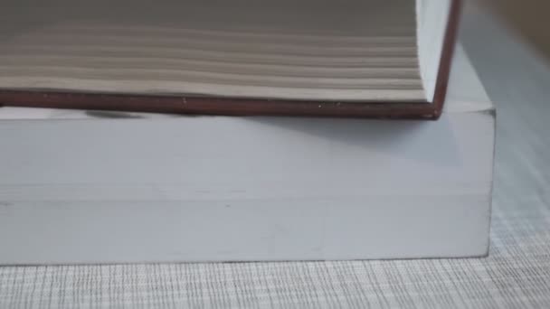 La caméra suit à travers des tas de livres. Livre, éducation, lecture, développement 