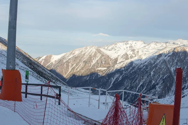 Dağ yaylası ya da kayalık dağ arazisi, Alp manzaraları manzarası sunuyor. Açık hava aktiviteleri, yürüyüş, yürüyüş ve doğa keşfi için idealdir. Macera kavramı, yüksek irtifa arazisi ve doğal manzara..