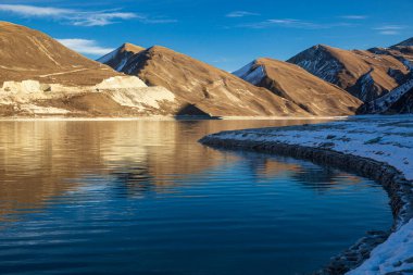 Kafkasya dağlarında kışın yüksek bir alp gölü