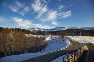 Kafkas dağlarının kışın manzarası.