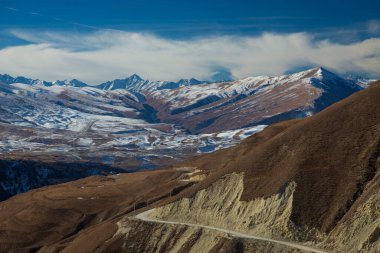 Kafkas dağlarının kışın manzarası.