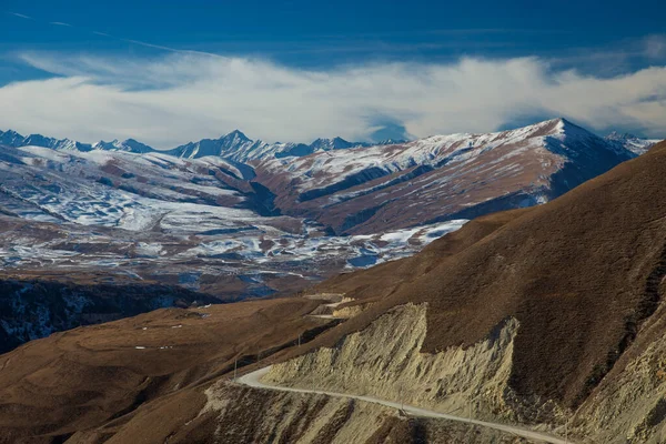 Kafkas dağlarının kışın manzarası.