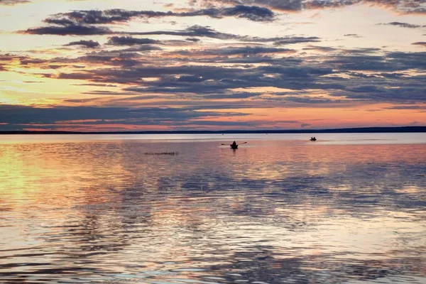 Reflektionen Himlen Solnedgången Med Moln Sjön — Stockfoto
