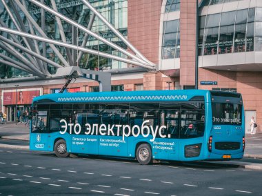 Rusya, Moskova, Eylül, 31 2020. Electrobus Moskova 'da bir tren istasyonunda duruyor. Elektrik şehri toplu taşıma kavramı.