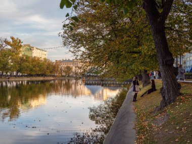 Rusya, Moskova, Eylül, 31 2020. Moskova 'da Chistye Prudy' de sonbahar sakin bir akşam. Kentsel yaşam konsepti.