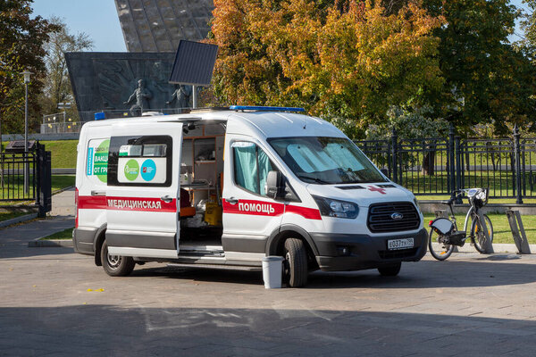 Скорая стоит с открытой дверью. Бесплатные прививки от гриппа в Москве. ВДНХ, октябрь 2020 года, Россия.