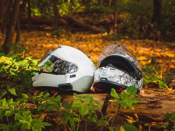 Dua Helm Motor Putih Berbaring Bersama Tunggul Hutan Musim Gugur — Stok Foto
