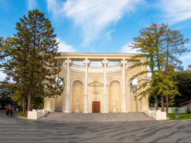 Rusya, Moskova, Eylül, 31 2020. VDNH, Pavilion 44 Tavşan güneşli bir sonbahar gününde yeniden yapılanmadan sonra üreme.