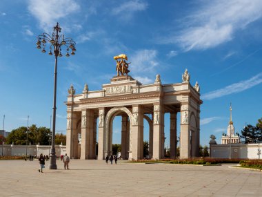 Rusya, Moskova, Eylül, 31 2020. Moskova 'daki VDNKH' nin ana pavyonu ve girişi.