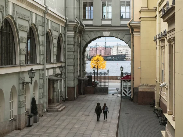2020年10月28日ロシア サンクトペテルブルクエルミタージュ美術館中庭 秋の景色 サンクトペテルブルク — ストック写真
