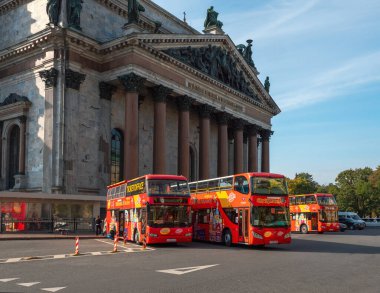 Rusya, Saint Petersburg, 25 Eylül 2020. Saint Petersburg 'da turizm sezonu. St. Isaac Katedrali 'ne çift katlı otobüsler park edilmiş..