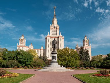 Rusya, Moskova, 30 Eylül 2020. Lomonosov ve Lomonosov Devlet Üniversitesi anıtı, Moskova 'da inşaat ve gezi