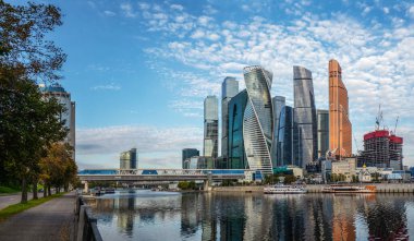 Rusya, Moskova, 30 Eylül 2020. Bagration Köprüsü ve Moskova Uluslararası İş Merkezi 'nin panoramik manzarası. Şehrin iş bölgesi..