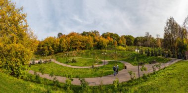Rusya, Moskova, 30 Eylül 2020. Yeşil çevre dostu park. Moskova 'nın kuzeyindeki Khimki' nin modern yeni bölgesi.