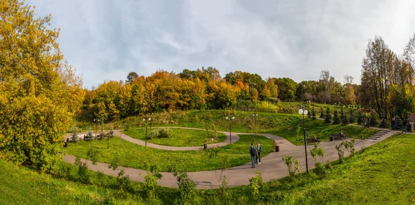 Rússia Moscou Setembro 2020 Parque Ecológico Verde Novo Distrito Moderno — Fotografia de Stock