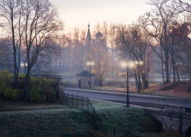 Sonbaharda boş bir kasabada sisli bir sabah. Mistik şehir manzarası. Gatchina. Rusya.
