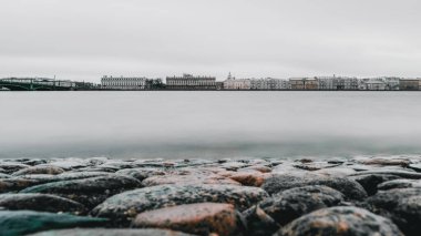 Saint Petersburg 'un gri sonbahar panoramik manzarası. Neva nehri, uzun süre.