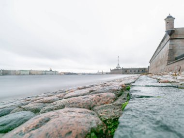 Saint Petersburg 'daki Peter ve Paul kalesinin sonbahar sonbahar manzarası. - Rusya. Neva nehri, uzun süre.